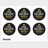 One Degree Better - Afstudeerder Naam en Pet - Zwa Ronde Sticker (Vel)