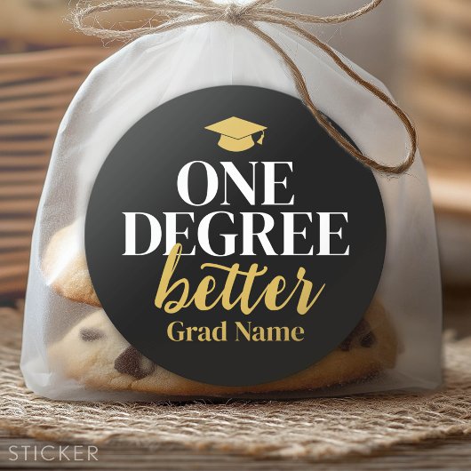 One Degree Better - Afstudeerder Naam en Pet - Zwa Ronde Sticker