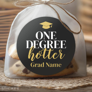 One Degree Hotter - Afstudeerder Naam en Pet - Zwa Ronde Sticker