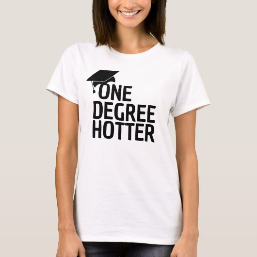 One Degree Hotter Funny University Afstuderen pet T-shirt (Voorkant)