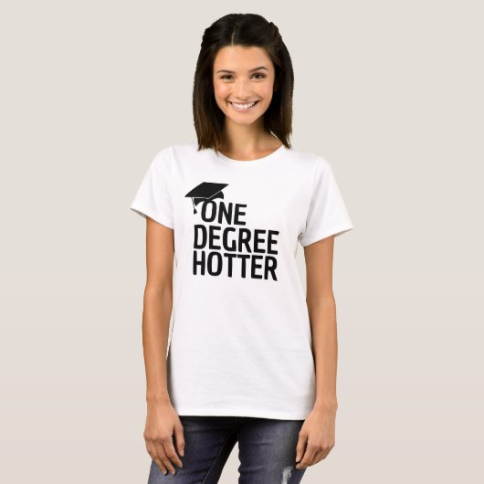 One Degree Hotter Funny University Afstuderen pet T-shirt (Voorkant volledig)