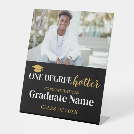 One Degree Hotter - Zwart Goud Afstuderen 1 Foto Reclamebord Met Voetstuk (Voorkant)