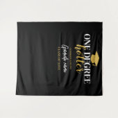 One Degree Hotter - Zwart Goud Afstuderen Achtergr Wandkleed (Voorkant (horizontaal))