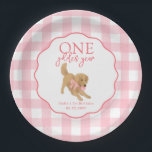 One Golden Year Retriever First Birthday Party Papieren Bordje<br><div class="desc">Celebrate her One Golden Year in sweet puppy style with this round paper plate. A pink gingham border surrounds a scalloped center that features a golden retriever and editable text for your girl's name and first birthday date. Perfect for cake slices, snacks, and photo ready table settings at any golden...</div>