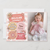 One Groovy Babe Daisy Retro 1e Verjaardag Foto Kaart (Voorkant)