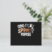 One Halloween Spooky Nurse Leopard Groovy Witch Feestdagenkaart (Staand voorkant)