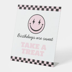 One Happy Babe Pink Smile Face Neem een traktatie Reclamebord Met Voetstuk