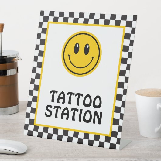 One Happy Dude Happy Face Tattoo Reclamebord Met Voetstuk (Insitu)