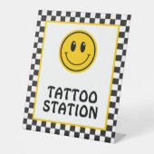 One Happy Dude Happy Face Tattoo Reclamebord Met Voetstuk (Voorkant)