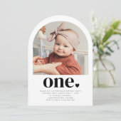 One Heart Arch Foto Eerste verjaardag Uitnodiging (Staand voorkant)
