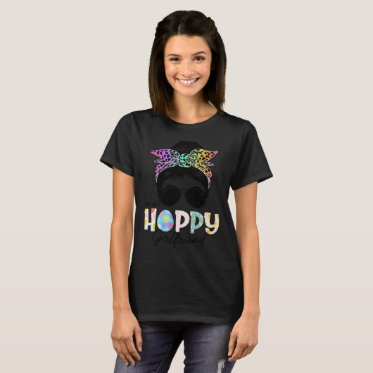 One Hoppy Girlfriend Leopard Messy Bun Easter Day T-shirt (Voorkant volledig)