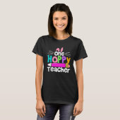 One Hoppy Teacher Groovy Retro Teacher Easter Day T-shirt (Voorkant volledig)