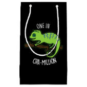 One in Cha-Million Funny Chameleon Pun Dark BG Klein Cadeauzakje (Voorkant)