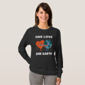 One Love One Earth Heart Hugs Planet Earth Day Env T-shirt (Voorkant volledig)