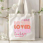 One Love Teacher Roze Moderne Gepersonaliseerde Na Tote Bag<br><div class="desc">One Love Teacher Pink Modern Personalized Name bevat de tekst "one love docent" in moderne roze scripttypografie geaccentueerd met liefdesharten en gepersonaliseerd met uw aangepaste naam. Ideaal voor uw favoriete docent voor de waardering van de docent,  verjaardag,  kerst,  feestdagen en meer. Ontworpen door Evco Studio www.zazzle.com/store/evcostudio</div>