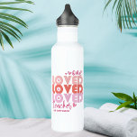 One Love Teacher Roze Moderne Gepersonaliseerde Na Waterfles<br><div class="desc">One Love Teacher Pink Modern Gepersonaliseerde Naam Roestvrij stalen waterfles bevat de tekst "een geliefde leraar" in moderne roze scripttypografie geaccentueerd met liefdesharten en gepersonaliseerd met uw aangepaste naam. Ideaal voor uw favoriete docent voor de waardering van de docent,  verjaardag,  kerst,  feestdagen en meer. Ontworpen door Evco Studio www.zazzle.com/store/evcostudio</div>