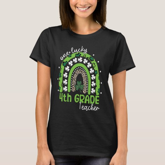 One Lucky 4th Grade Teacher St Patrick's Day 2023  T-shirt (Voorkant)