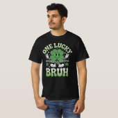 One Lucky Bruh Shirt – Funny St Patrick’s Day Clov (Voorkant volledig)