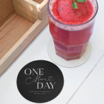 One More Day bruiloft repetitie zwart Ronde Kartonnen Onderzetter<br><div class="desc">Minimalistisch huwelijksrepetitie diner onderzetter met typografie tekst die zegt "nog een dag." De achtergrond is zwart.</div>