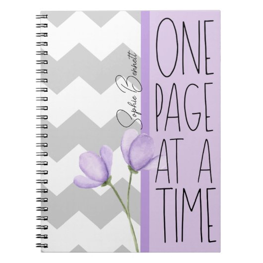 One Page at a Time – Motivational Lavender Floral Notitieboek (Voorkant)