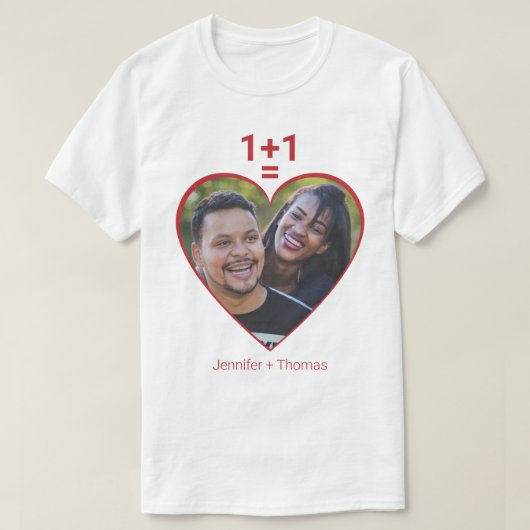 One Plus One is een gelijksoortige liefde, rood ha T-shirt (Design voorkant)
