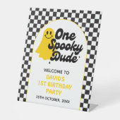 One Spooky Dude Eerste Verjaardag Welkom Reclamebord Met Voetstuk (Voorkant)