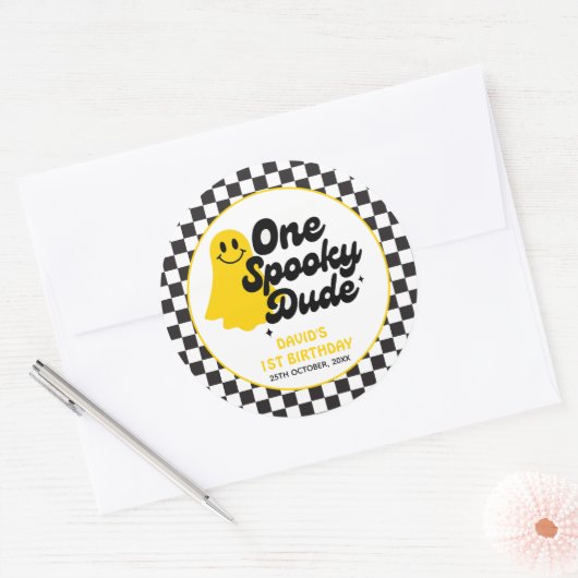One Spooky Dude Groovy Halloween Eerste Verjaardag Ronde Sticker (Envelop)