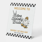 One Spooky Dude Halloween Verjaardag Reclamebord Met Voetstuk (Voorkant)