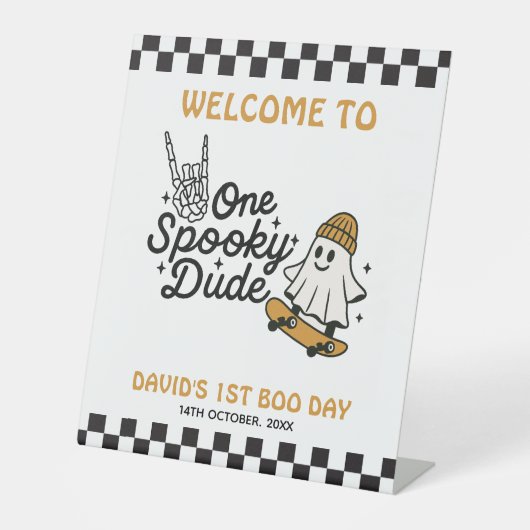 One Spooky Dude Halloween Verjaardag Reclamebord Met Voetstuk (Voorkant)