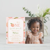 One Sweet Peach 1st Birthday Fotouitnodiging Kaart (Staand voorkant)