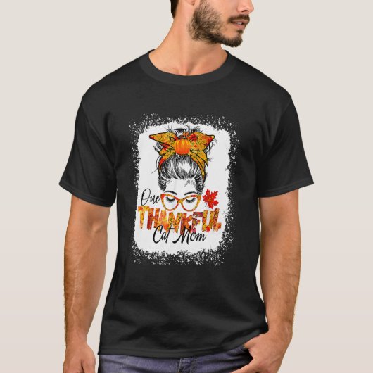 One thankful cat mom Thanksgiving messy bun cute f T-shirt (Voorkant)