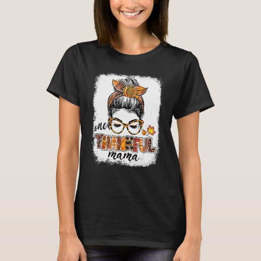 One Thankful Mama Messy Bun Fall Leaves Autumn Tha T-shirt (Voorkant)