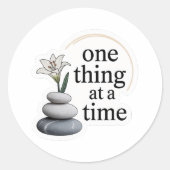One Thing at a Time – Minimal Zen Mindfulness Stic Ronde Sticker (Voorkant)