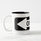 One way black and white street sign tweekleurige koffiemok (Links)