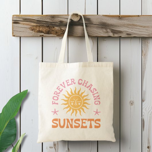 Oneindig jagend op zonsondergangen Strand Tote Bag