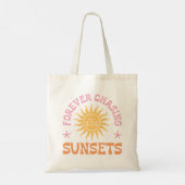 Oneindig jagend op zonsondergangen Strand Tote Bag (Achterkant)
