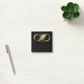 Oneindigheid met gouden pauwenveer post-it® notes (Kantoor)