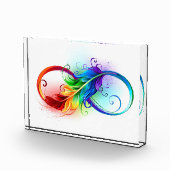 Oneindigheidssymbool met regenboogveer fotoblokken (Rechts)