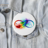 Oneindigheidssymbool met regenboogveer ronde button 4,0 cm (In situ)