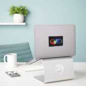 Oneindigheidssymbool met regenboogveer sticker (Laptop op bureau)