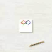 Oneindigheidssymbool van de regenboog in lagen post-it® notes (Op bureau)