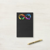 Oneindigheidssymbool van regenboogkometen post-it® notes (Op bureau)