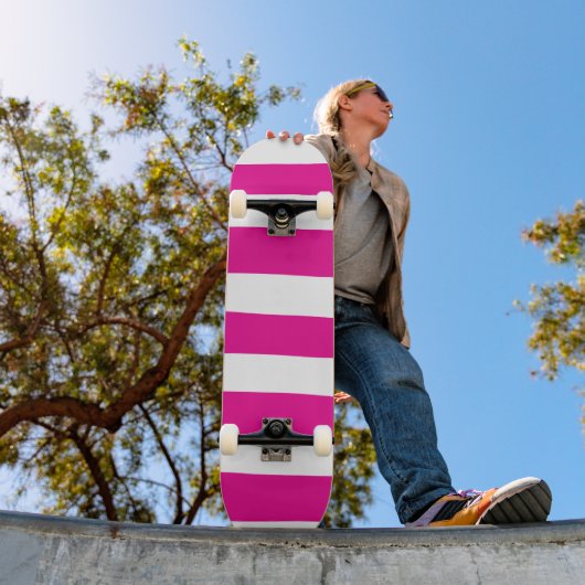 Ongelijke strepen in magenta en wit persoonlijk skateboard (Buiten 1)
