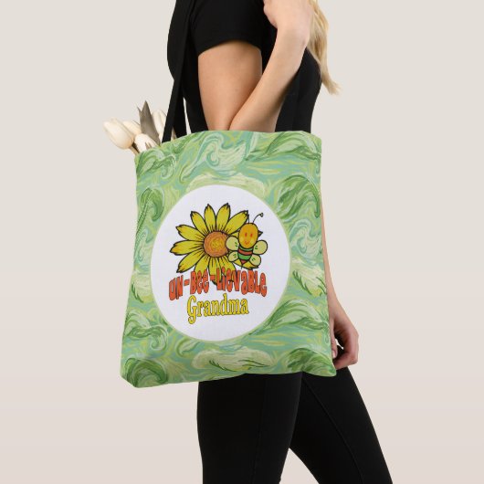 Ongelooflijke oma-zonnebloemen en -bijen tote bag (Dichtbij)