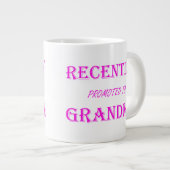 Onlangs gepromoveerd tot Oma in roze tekst Grote Koffiekop (Voorkant rechts)