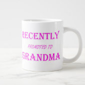 Onlangs gepromoveerd tot Oma in roze tekst Grote Koffiekop (Rechts)