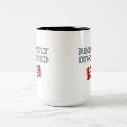 Onlangs gescheiden, vallen in aanraking tweekleurige koffiemok (Center)