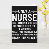 Only A Nurse Can Drug You Cut Your Clothes Off Tie Kaart (Gele Bloem)