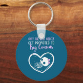 Only The Nieces Get Promoted To Big Cousins Baby C Sleutelhanger (Voorkant)