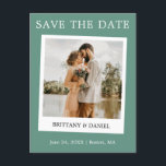 Onmiddellijke camera sparen de Datum Groene Eucaly Briefkaart<br><div class="desc">Moderne eenvoudige Retro Instant Camera Style Couple Photo Save the Date Photo Verloving Annountion Briefkaart - Eucalyptus Green</div>
